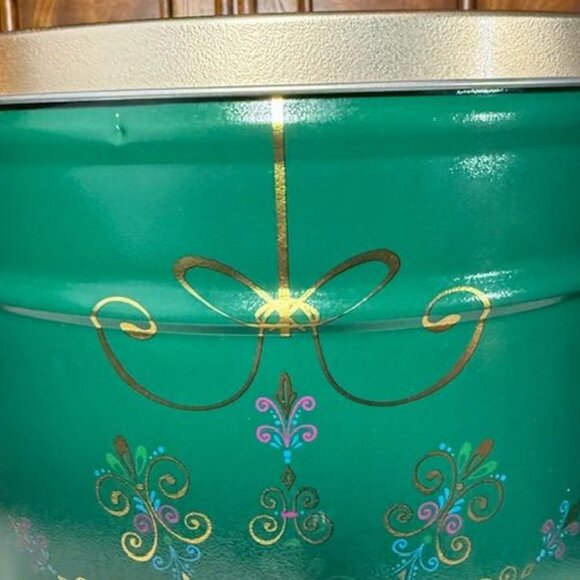 The Popcorn Factory 6.5 Gallon LET IT SNOW Green Gold Scroll Lidded Metal Barrel - Picture 8 of 14